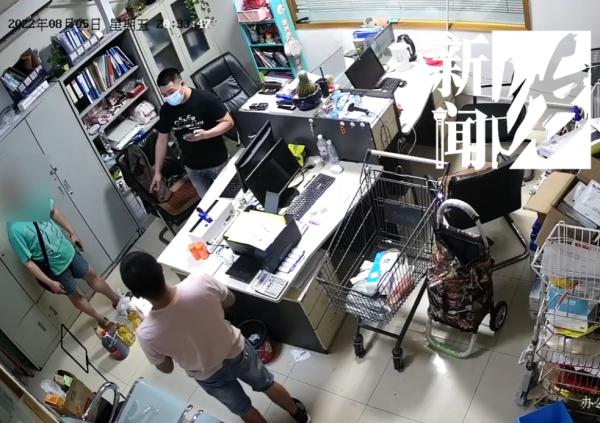 上海爷叔购物车上放推车?暗藏玄机 上海爷叔购物车上放推车?暗藏玄机