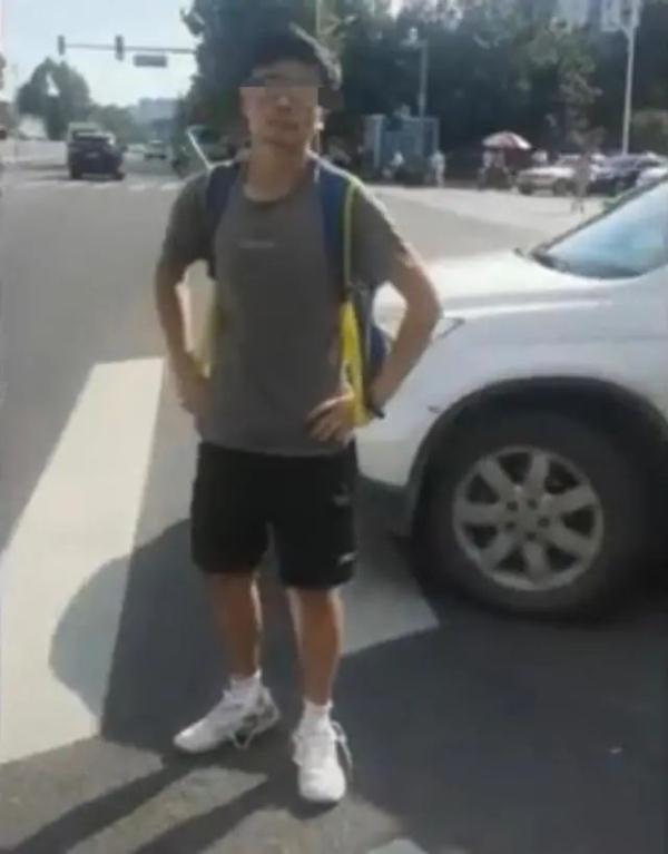 “路霸”？北京街头一男子在这双手叉腰想干啥？