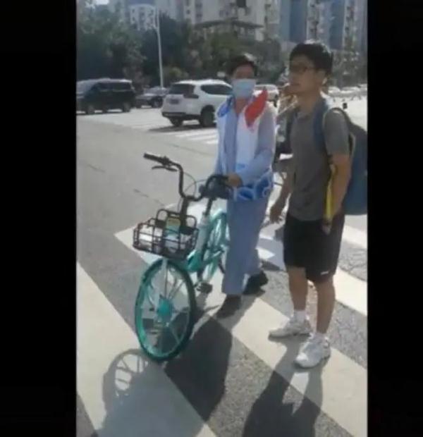 “路霸”？北京街头一男子在这双手叉腰想干啥？
