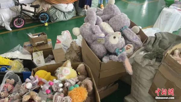 42元卖玲娜贝儿？民警直捣直播间