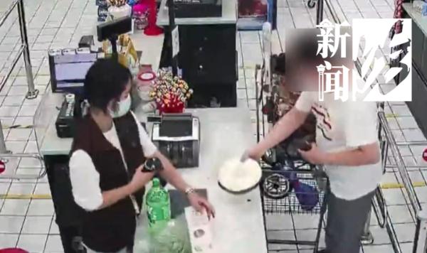 上海爷叔购物车上放推车?暗藏玄机 上海爷叔购物车上放推车?暗藏玄机