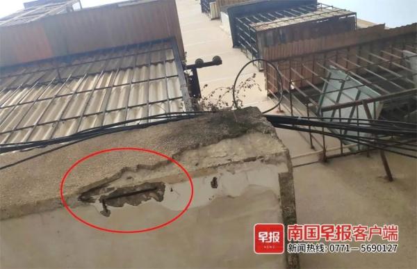 风雨天出门得戴头盔！南宁一居民楼多层阳台外墙开裂脱落……