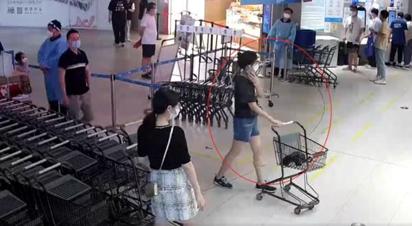 上海爷叔购物车上放推车?暗藏玄机 上海爷叔购物车上放推车?暗藏玄机