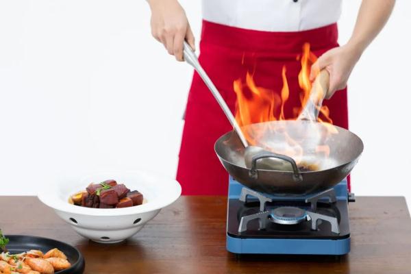 炒菜炝锅、切生熟食砧板不分?为了全家健康,这些做菜习惯一定要改改! 炒菜炝锅、切生熟食砧板不分?为了全家健康,这些做菜习惯一定要改改!