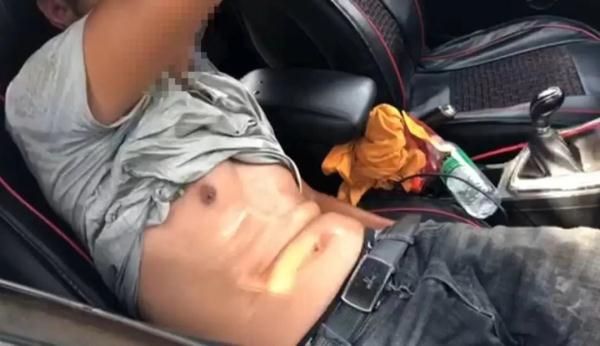 两男子捅马蜂窝塞车内想泡酒,不想半路遭到马蜂“复仇”…… 两男子捅马蜂窝塞车内想泡酒,不想半路遭到马蜂“复仇”……