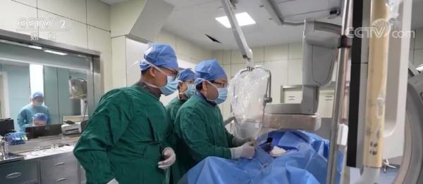 致敬医师丨医院里的“铅衣人”：负重手术 不辞辛劳