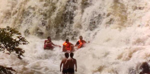 河水突然上涨！11名游客到贵阳这里游野泳被困，还有两三岁的孩子……