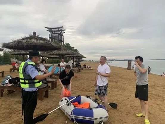 “不要玩手机，看好娃子！”
