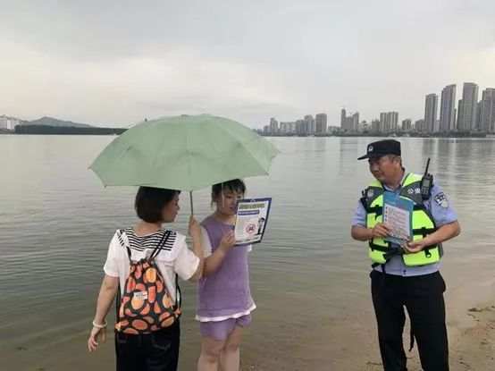“不要玩手机，看好娃子！”