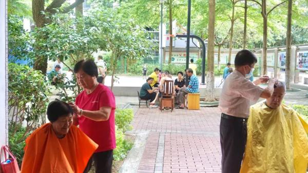 广州有个“免费理发摊”，81岁的他和70岁的她，成为很多年轻人的“御用造型师”