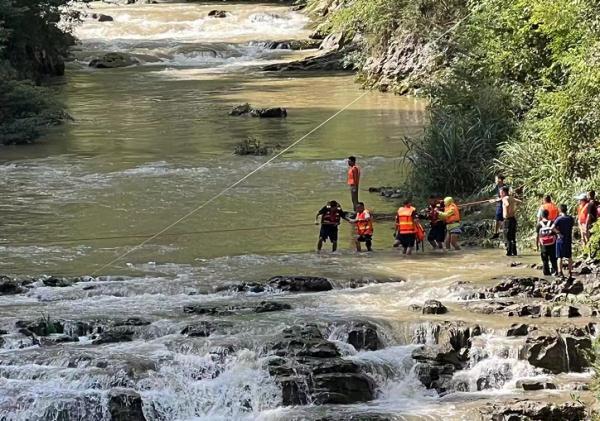河水突然上涨！11名游客到贵阳这里游野泳被困，还有两三岁的孩子……
