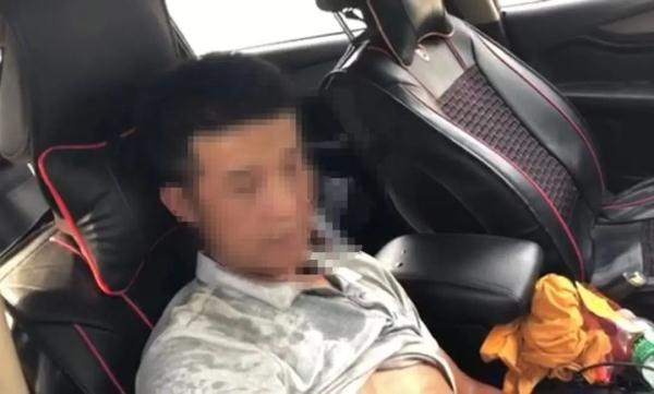 两男子捅马蜂窝塞车内想泡酒,不想半路遭到马蜂“复仇”…… 两男子捅马蜂窝塞车内想泡酒,不想半路遭到马蜂“复仇”……