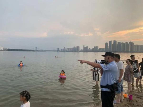 “不要玩手机，看好娃子！”