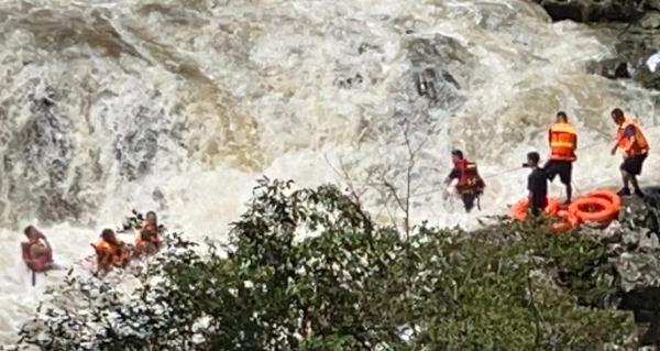 河水突然上涨！11名游客到贵阳这里游野泳被困，还有两三岁的孩子……