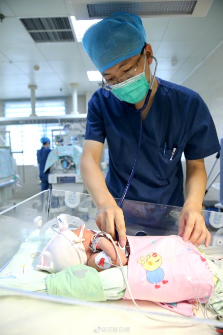 临时爸爸连续32小时守护24周超早产儿