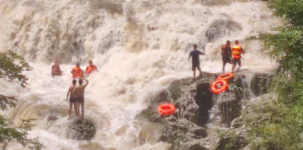 河水突然上涨！11名游客到贵阳这里游野泳被困，还有两三岁的孩子……