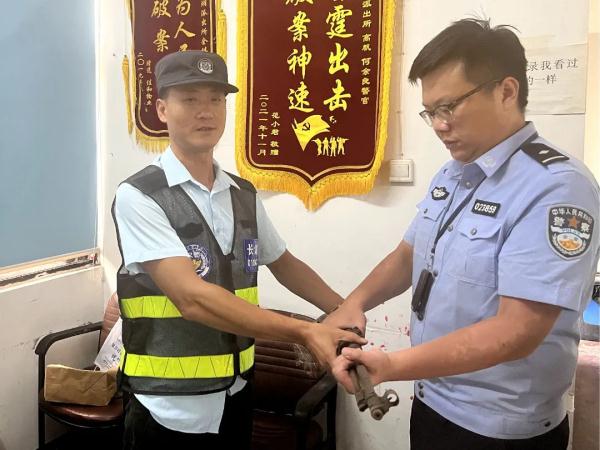 施工工地发现废弃枪支 义警立即上报妥善处置 施工工地发现废弃枪支 义警立即上报妥善处置