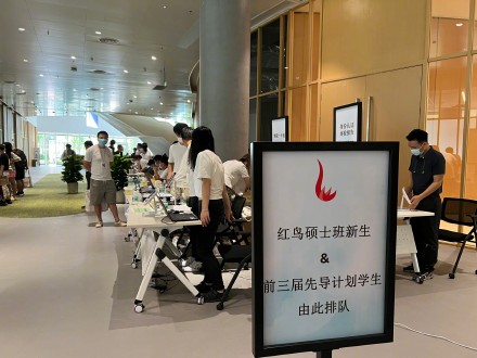 开学啦！香港科技大学（广州）迎来第一位新生报到