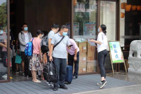 海南旅文人变身“店小二”，温情服务滞留游客