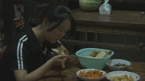 家庭屡遭变故,她以超一本线成绩被录取!这个姑娘让人心疼又佩服! 家庭屡遭变故,她以超一本线成绩被录取!这个姑娘让人心疼又佩服!