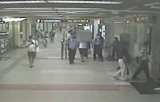 男子拒不扫码还打安检员？拘留！女子两次持场所码截图欲进地铁站？罚！