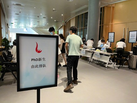 开学啦！香港科技大学（广州）迎来第一位新生报到