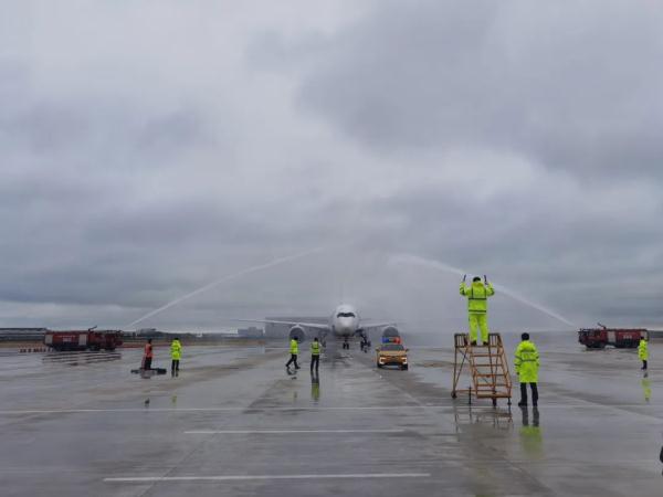 过水门！空客A350“首秀”哈尔滨