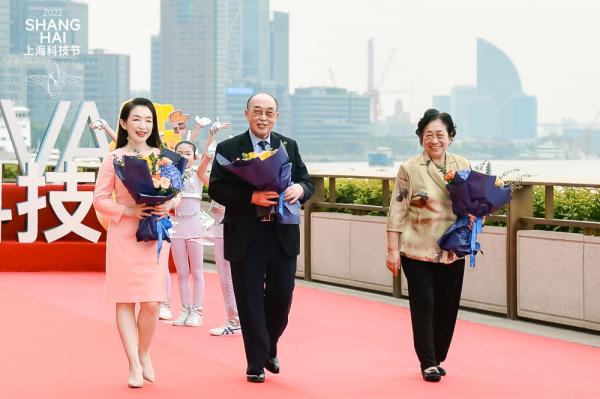 一家三口走红毯,他们共同的身份是…… 一家三口走红毯,他们共同的身份是……