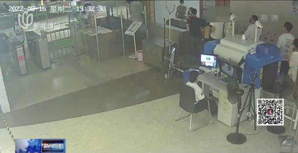 男子拒不扫码还打安检员？拘留！女子两次持场所码截图欲进地铁站？罚！