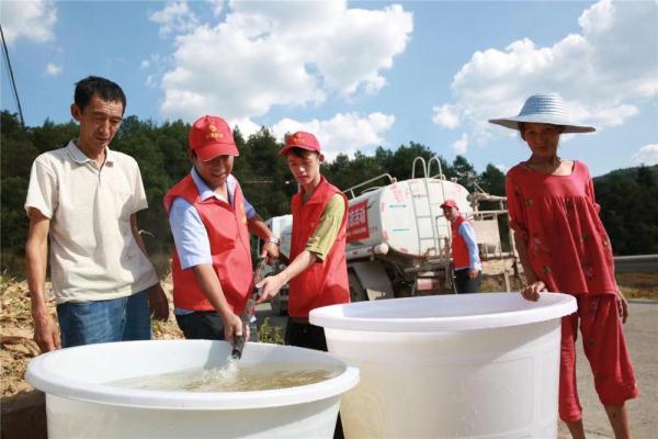 重庆巴南：洒水车变送水车 走村入户保供水