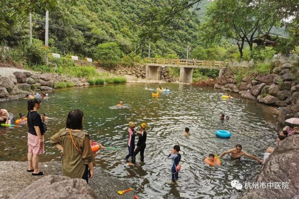 今天中午，杭州一避暑胜地有男孩溺水！生命垂危！那一刻，两个孩子的妈妈哭了…