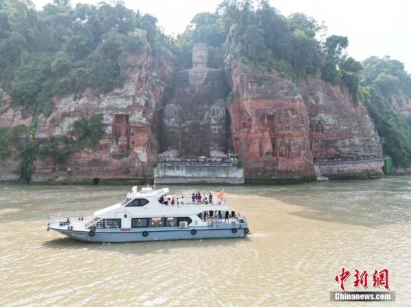 水位下降 四川乐山大佛“真身”全部显露 水位下降 四川乐山大佛“真身”全部显露