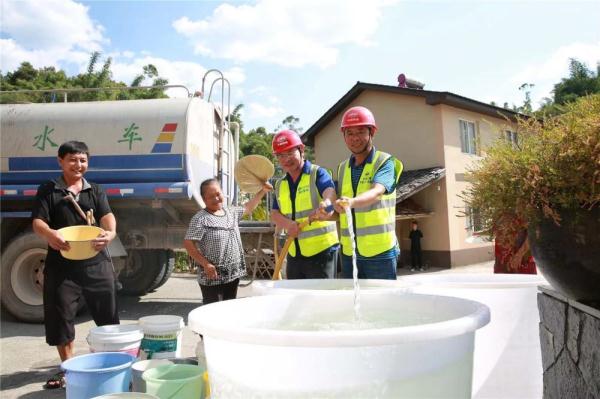 重庆巴南：洒水车变送水车 走村入户保供水