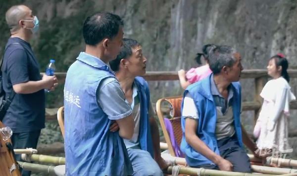 博主雇轿子上山遭网暴，被斥“花钱践踏尊严”！轿夫：这是我们的生计