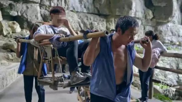 博主雇轿子上山遭网暴，被斥“花钱践踏尊严”！轿夫：这是我们的生计