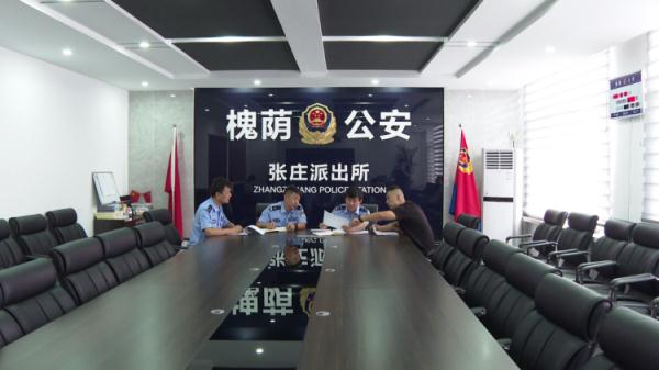 “我在开会不方便，帮我转70万”