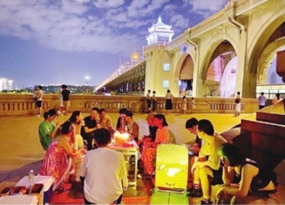 武汉杭州90后长江大桥下摆“酒桌”