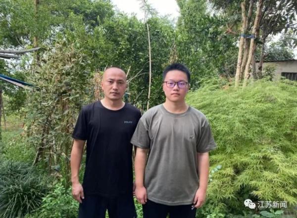 连拉带拽、奋不顾身！少年冲进火场救下两条人命