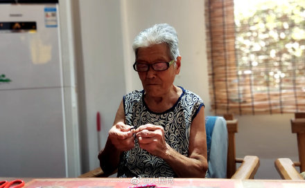 85岁巧手奶奶做香包