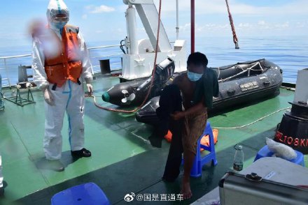 中国海警5103舰在南海救助1名越南落水渔民