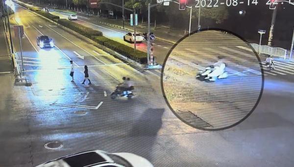 上海一男子驾驶玩具卡丁车上路？警方：扣车！罚1000！