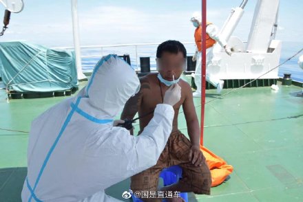 中国海警5103舰在南海救助1名越南落水渔民
