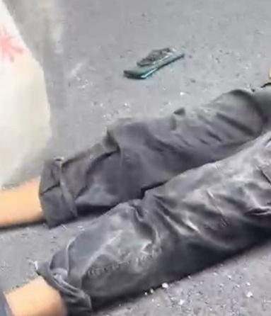 疑因手机爆炸，男子当场倒地！目击者：可能被吓到了