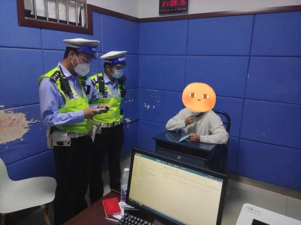 上海一男子驾驶玩具卡丁车上路？警方：扣车！罚1000！
