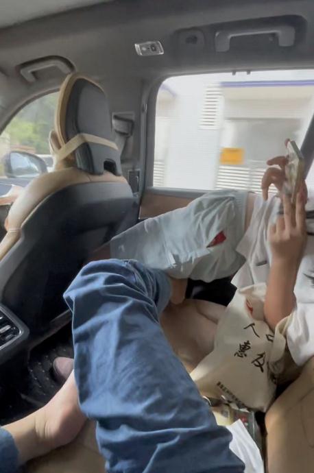 姐妹一起坐车妹妹为躲开姐姐的脚有多拼，网友：像“特异功能”