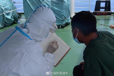 中国海警5103舰在南海救助1名越南落水渔民