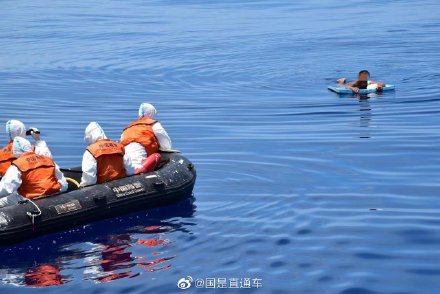 中国海警5103舰在南海救助1名越南落水渔民