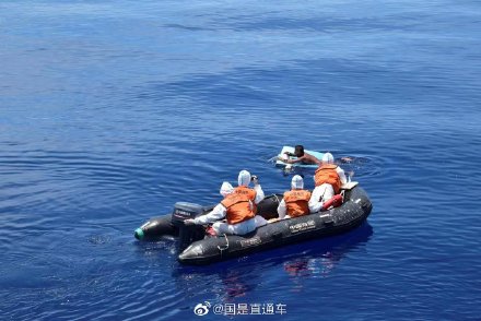 中国海警5103舰在南海救助1名越南落水渔民