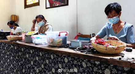 85岁巧手奶奶做香包