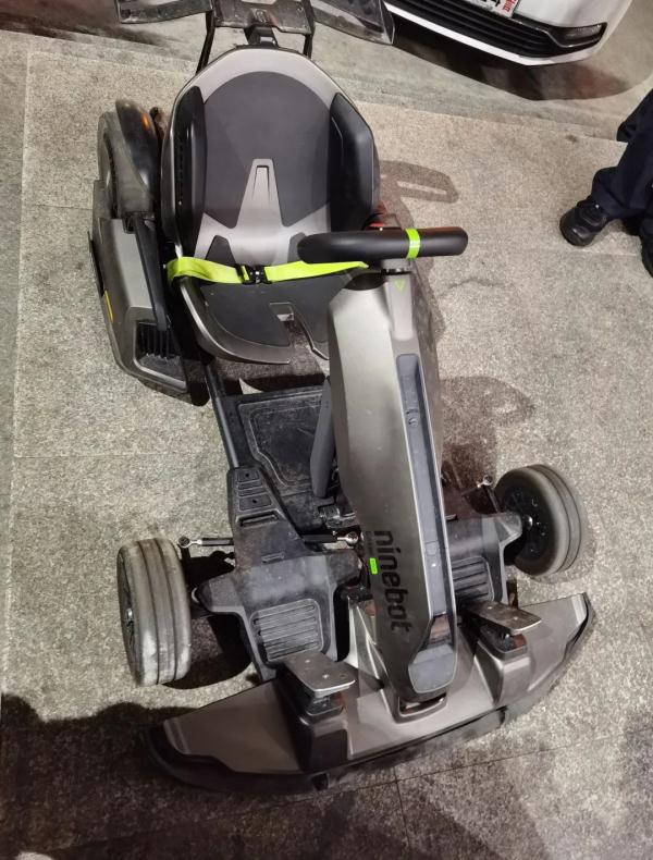 上海一男子驾驶玩具卡丁车上路？警方：扣车！罚1000！